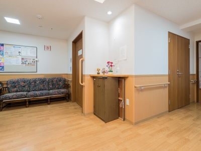 廊下にソファや掲示板