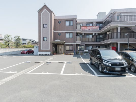 整備された駐車場付き施設外観