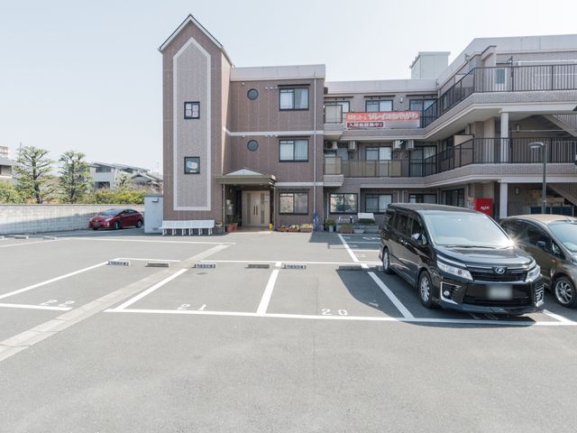 整備された駐車場付き施設外観
