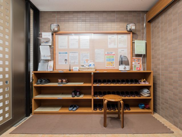 案内掲示と靴棚のエントランス