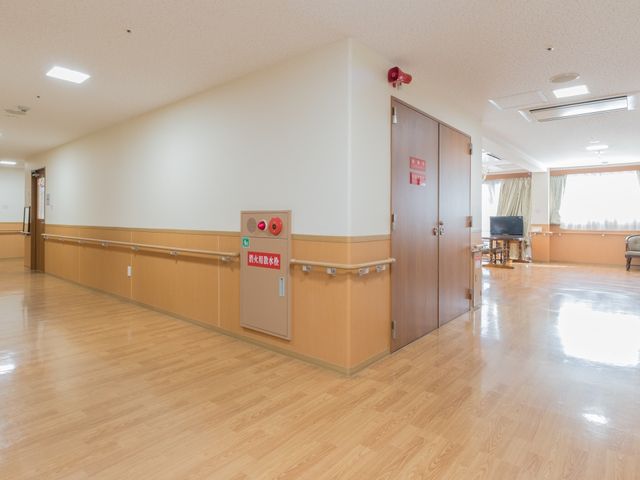 明るい廊下と控え室