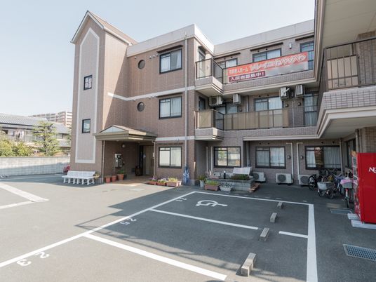 建物正面と車椅子マーク