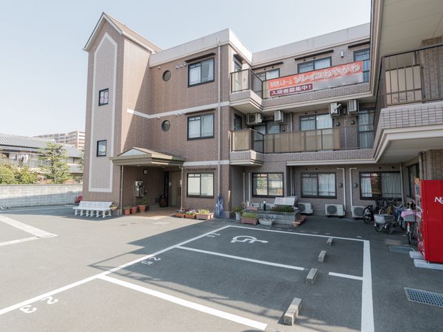 建物正面と車椅子マーク