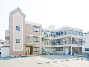 多階層の明るい建物外観