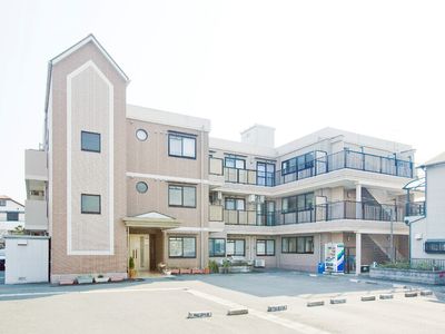 多階層の明るい建物外観