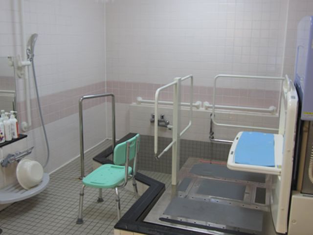設備の整った浴室 浴室 安全に配慮された設備が整った入浴施設です。リフトが設置され、負担の少ない入浴が可能です。