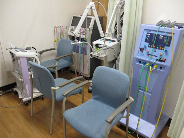 機器が並ぶ機能訓練室 機能訓練室   様々な機器が揃った空間で、リハビリに必要な設備が充実しています。快適な環境で業務が可能です。