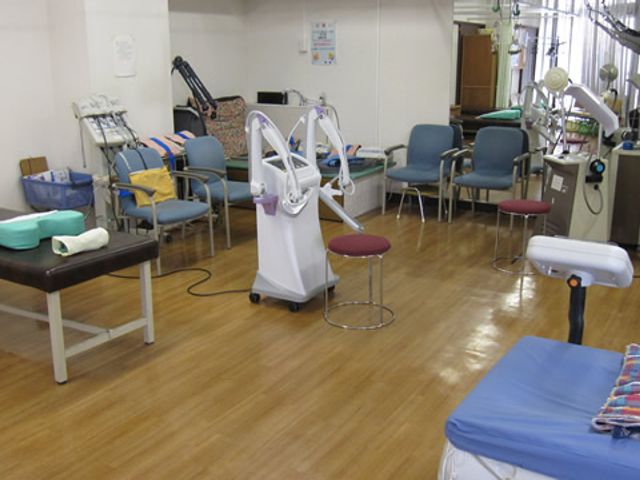 機能訓練の様子 機能訓練室 設備の整った機能訓練室です。様々なニーズに対応できるよう、多くの器具が揃っています。