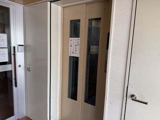 エレベーターの扉