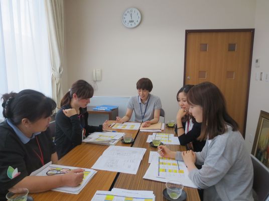 会議中のスタッフたち  