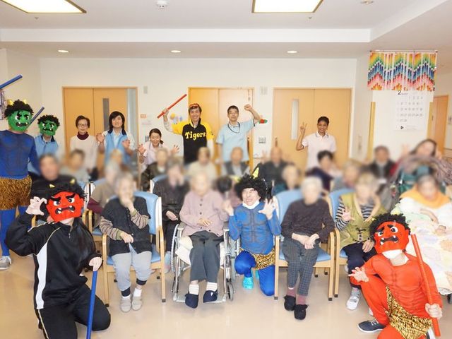 明るい室内 多目的室 楽しい雰囲気の多目的室で、スタッフと利用者が交流を深めています。楽しく活動できる環境です。