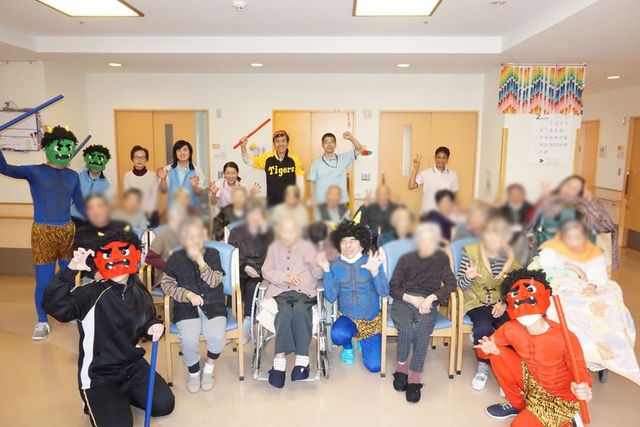 明るい室内 多目的室 楽しい雰囲気の多目的室で、スタッフと利用者が交流を深めています。楽しく活動できる環境です。