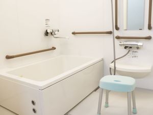 手すり付き浴室  