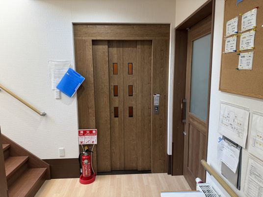 廊下のエレベーター