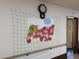 花の装飾がされた廊下