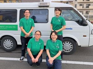 送迎車前のスタッフ  