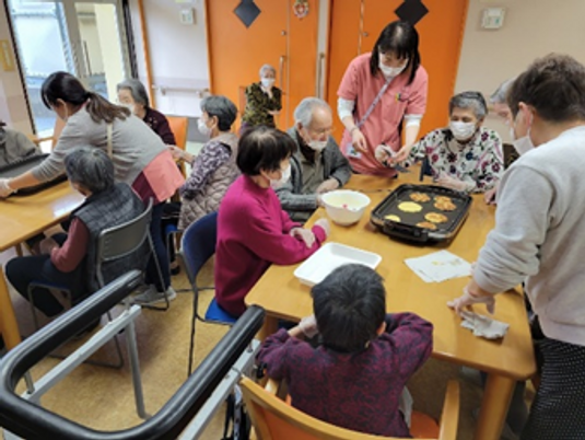 食事を作る様子の多目的室