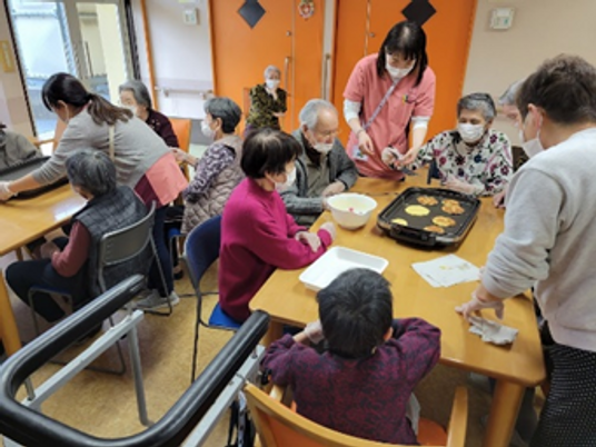 食事を作る様子の多目的室