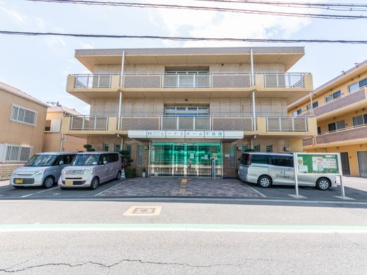 立派な建物の外観