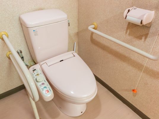 手すり付き設備のトイレ