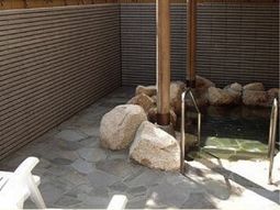 清潔感ある石の浴室