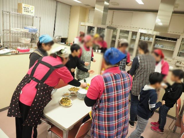 賑やかなキッチン