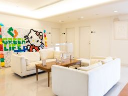 カラフルな壁装飾のラウンジ