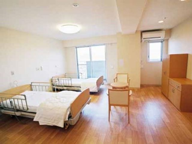 明るい居室 居室 広々とした居室には、必要な家具が整えられ、落ち着いた雰囲気です。窓から自然光が差し込み、明るく快適な空間を提供しています。