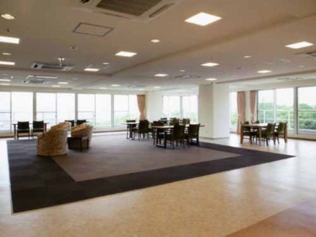 広々とした明るいダイニング エントランス 開放的な空間が自慢のダイニングで、ゆったりとした食事のひとときを提供しています。窓から自然光が差し込み、心地よい環境が広がっています。