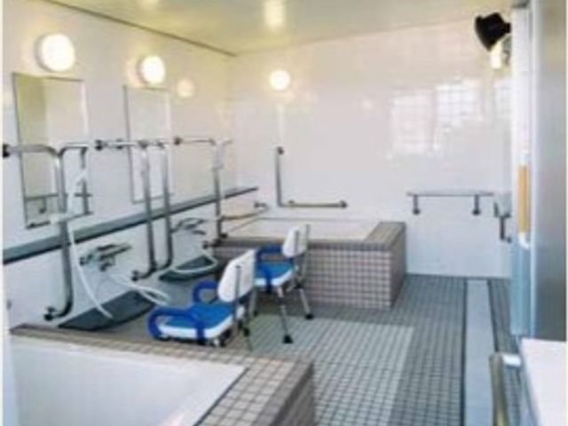 バリアフリーの浴室 浴室 手すり付きの広々とした清潔な浴室では、安全に快適な入浴が支援されます。