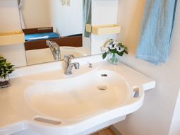 清潔な洗面台と鏡