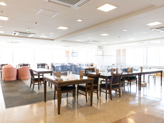 広々とした明るい食堂 共有スペース ゆったりとした食堂では、明るい日差しが差し込み、快適にお食事をいただける環境が整っています。テーブルや椅子も配置され、コミュニケーションの場としても最適です。