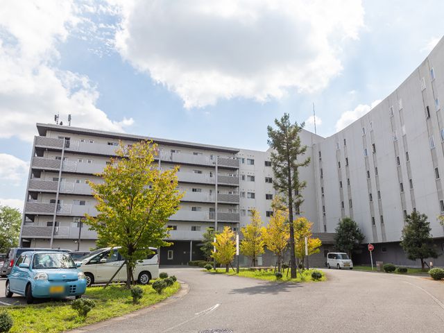 清潔感のある外観 外観 広々とした明るい敷地を有する建物です。緑豊かな環境でのびのびとお勤めいただけます。