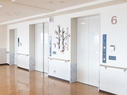 廊下とエレベーターの入口