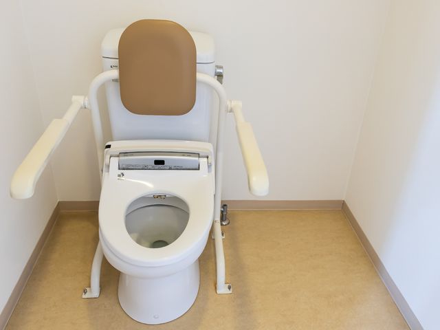 バリアフリートイレ トイレ 手すり付きの安全なトイレです。利便性を考慮した設計で、皆様の快適な生活をサポートします。