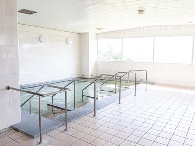 手すり付き清潔な浴室