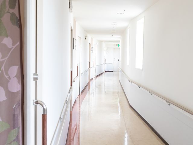 明るい廊下の様子 廊下 手すりが設置された清潔な廊下は、安全で快適な移動をサポートします。明るく広々とした空間が、心地よい日々を演出します。