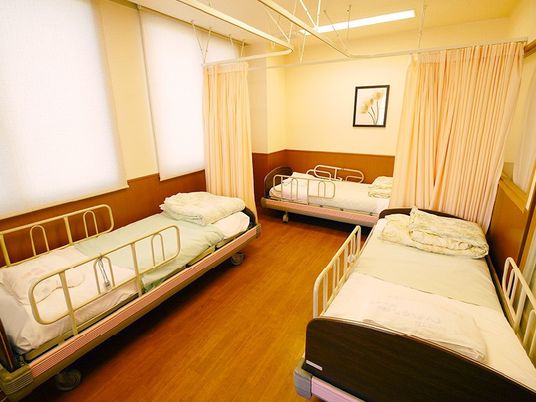 明るい三床の居室  