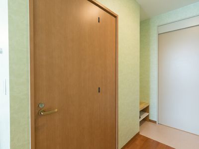 きれいな廊下と木製ドア