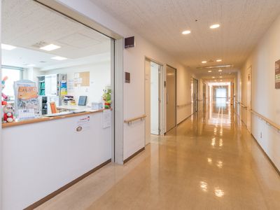 明るい施設の廊下