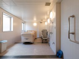 清潔な浴室の一室