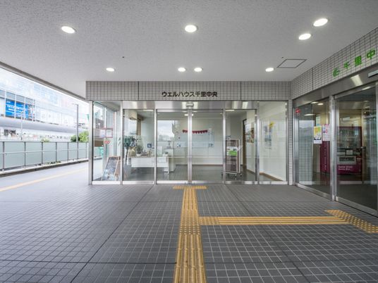 施設の明るいエントランス