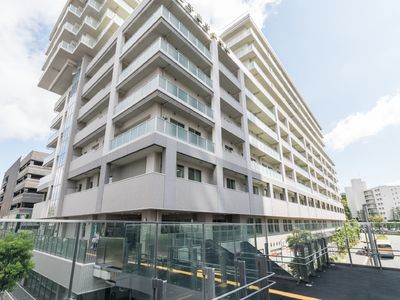 白い建物のモダンな外観