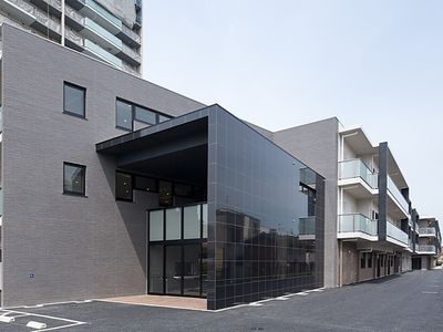モダンな施設の外観