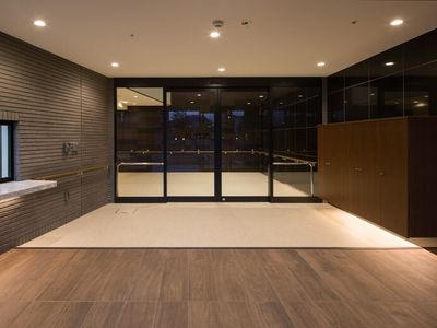施設の明るいエントランス