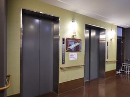 モダンなエレベーター前