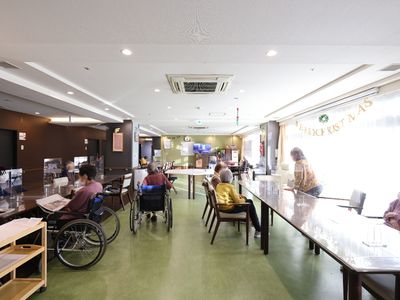 広々とした明るい食堂