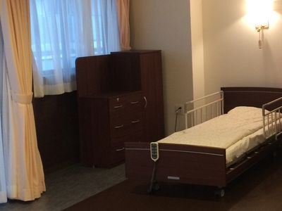 居室のベッドと家具