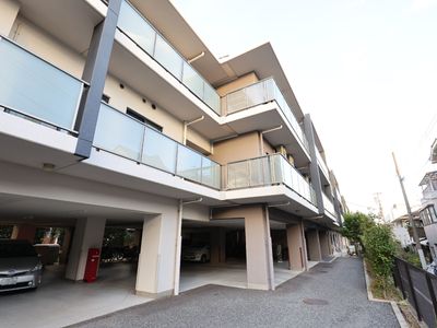 多階層のモダンな外観