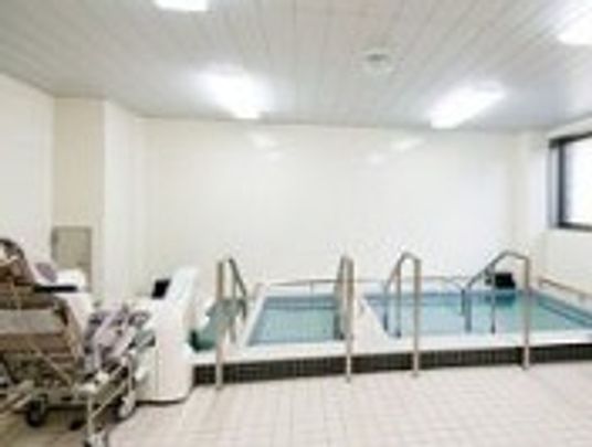 機能訓練用プールと車椅子